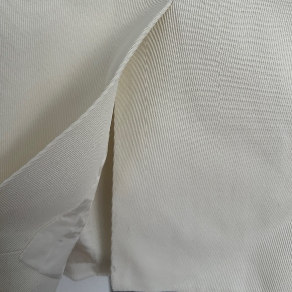 CH Carolina Herrera white single-button blazer. - Picture 7 of 7